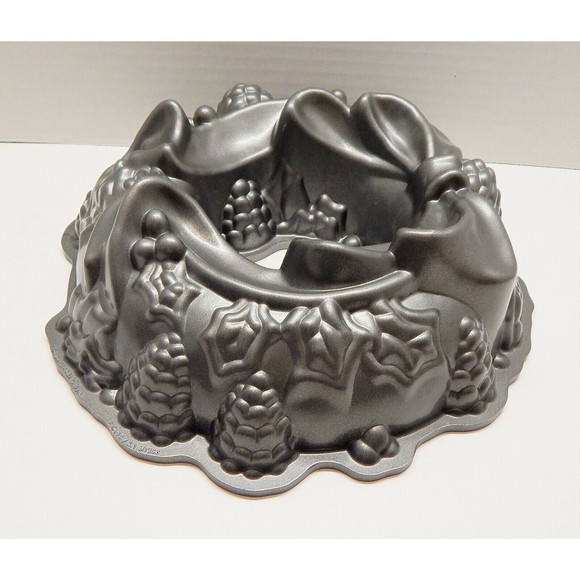 Nordic Ware Holiday Wreath Ribbon Bundt Cake Pan Heavy Cast Aluminum - Picture 4 of 11